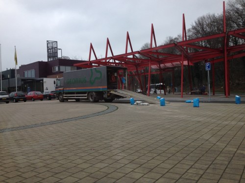 Wat gebeurt er toch op het stationsplein? Blauwe zakken en overal worden gaten geboord. Zit er soms olie in onze grond?