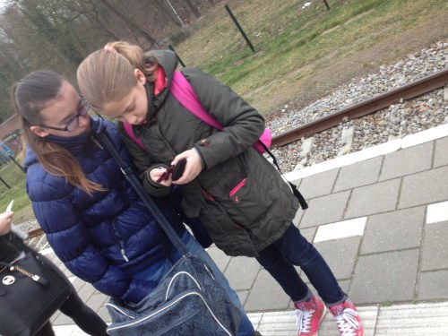 Deze twee meisjes hebben er geen oog voor, de whatsapp lijstjes moeten worden gecheckt.