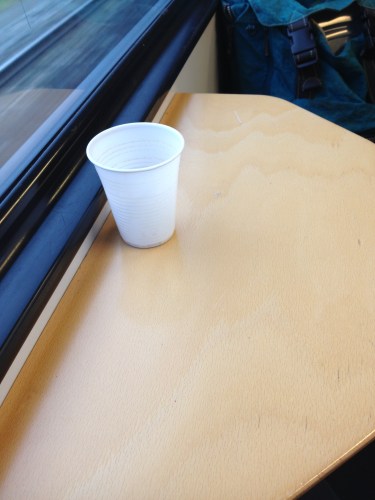 Een vroege vogel heeft zijn beker laten staan. De koffie was op.