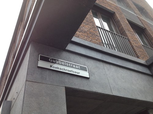 Snel naar het hotel om de hoek voor een factuur. Dit bordje valt me nu pas op. De vertaling van Gubbelstraat is Koekschroefcour?...rare lui die Maastrichtenaren