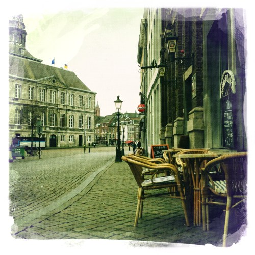 Ook op minder warme dagen staan de stoelen buiten. 