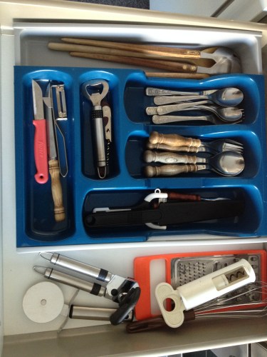 Bestekla 2 = de rommella....een verzameling van oud bestek en zaken die we niet altijd gebruiken. Ook akelig netjes. Wat zegt dat over ons? 