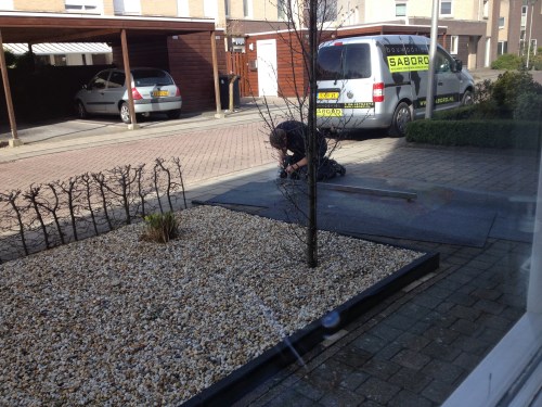 Bob de Bouwer druk aan het slijpen. Stof waait naar de overkant. Sorry buren!