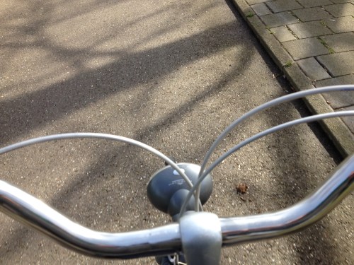 Ik spring op mijn fiets, tegen de wind in is het slecht vooruit komen.