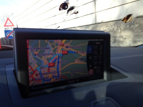 Voor Maastricht staat een file, dus neem ik een alternatieve route. Kom op Tom, doe je best