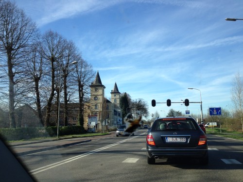 Voordeel van weg van de snelweg. Stoplichten met uitzicht