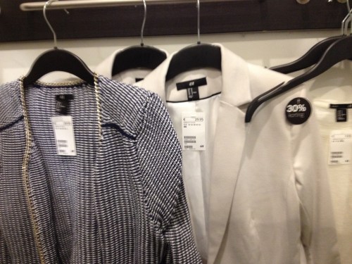 Bij H&M zijn jasjes in de uitverkoop. Welke is het geworden denken jullie?