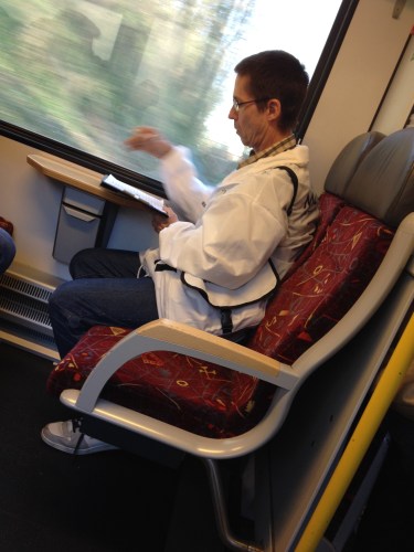 Terug naar huis. De man met het witte jasjes vraagt naar het systeem waarmee we reizen. OV chip, abonnement, jaarkaart...