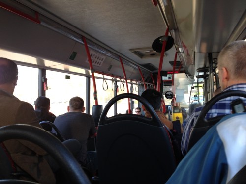 Met z'n allen verder in de bus...