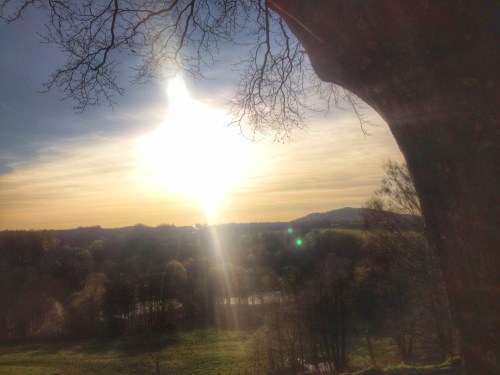 De ondergaande zon zet het dal in vuur en vlam.