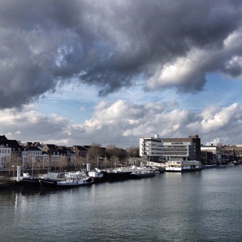 De dag vliegt voorbij, buiten wacht de zon en gigantische wolken die ruimte laten voor blauw.
