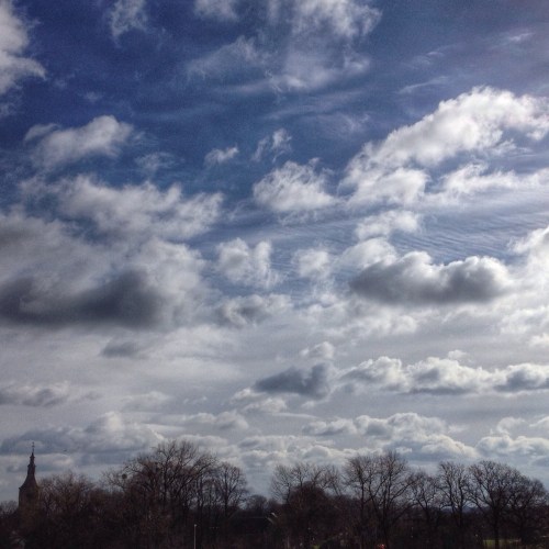 Ik ben in de wolken als ik boven op het balkon ga staan.