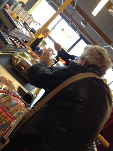 Volle banden bij alle kassa's. Soms zit 't mee..soms gewoon niet.