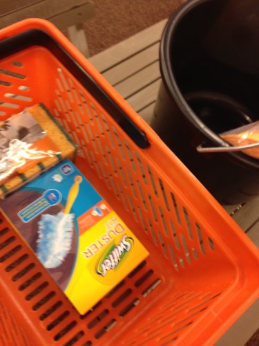 Extra emmer, check, swifferdoekjes, check, sponsen, check, dweilen, check. Ik ga zo los.