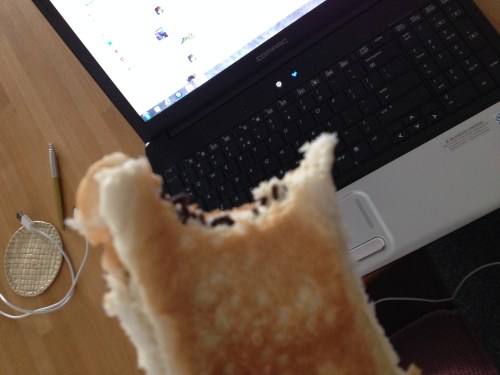 Ik eet een broodje met hagelslag omdat ik toch niets proef. Logica is ver te zoeken.