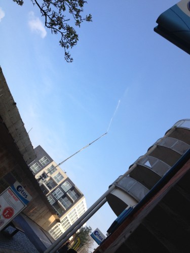 In het centrum wordt het oude V&D gebouw gesloopt. De watersproeier neemt het niet zo nauw..Rennen!!