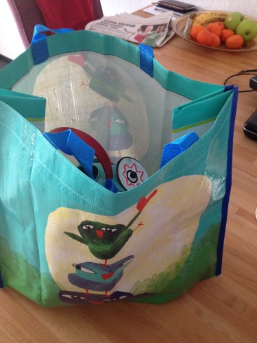 De gieter gaat in de tas die er speciaal voor gemaakt lijkt te zijn. Met dank aan Anna-Maria