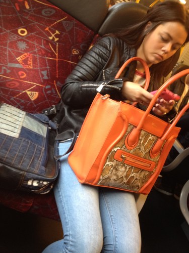 Zij heeft ook een grote tas, twee zelfs en voor een van de twee heeft ze een kaartje gekocht.