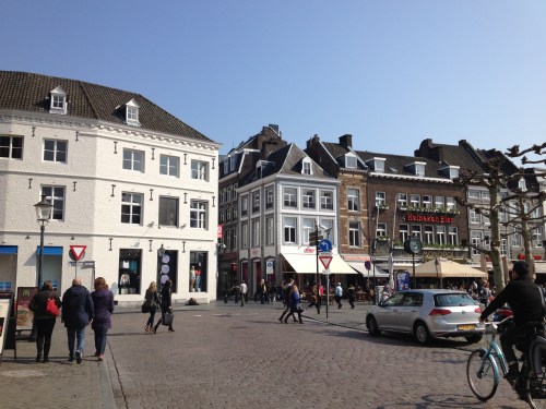 't Vrijthof, toersitische trekpleister maar aan mij niet echt besteed. Net als in Kerkrade te groot en te leeg in het midden. Een groot verschil, volle terrassen aan de voorkant