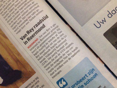 Kijk, een klein berichtje weggestopt in de vouw. Weer zo'n voorbeeld van een politicus die het niet al te nauw neemt met integriteit en gewoon weer een plek in de raadszaal inneemt.