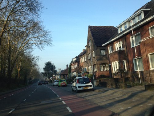 Dagelijkse rit naar het station. Ik houd het meest van ons dorp zo 's morgens vroeg. Nog bijna geen mensen op pad en de zon die grillige schaduwen gooit op statige huizen. Liefde!