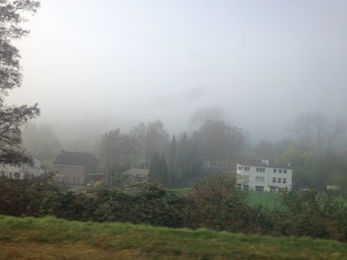 Onderweg...de groene heuvels verdwijnen in een laag van mist. 