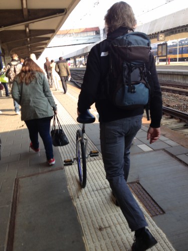 Maastricht, uitstappen! deze man neemt elke dag zijn eenwieler mee.