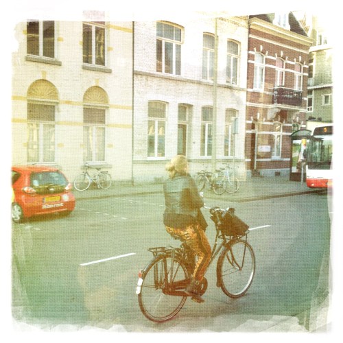 Zij neemt geen risico en blijft stevig met twee banden op de weg