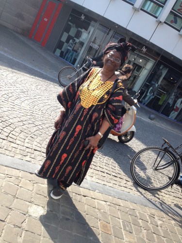 Op weg naar Saveur voor de lunch kom ik deze kleurrijke dame tegen