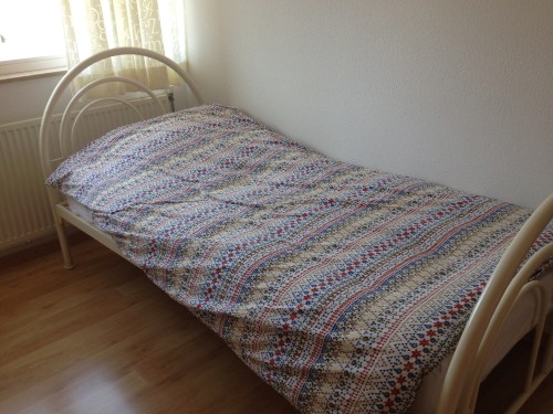 Maar er moest ook nog gewerkt worden. Knettergek werd ik van deze overtrek . Goedkoop k ding van Ikea. Gewassen en niet meer recht te krijgen. Ggggrrrrr