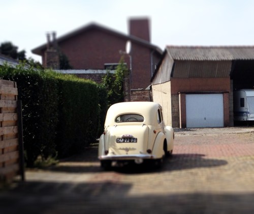 Ik ga het dorp in. Wat een schattige auto!