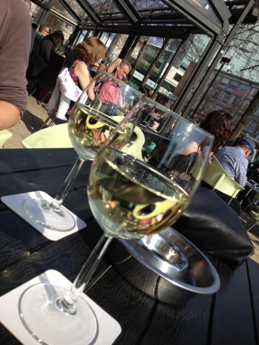 Met vriendin Annie op het terras in de zon en aan de wijn. La vie est belle.