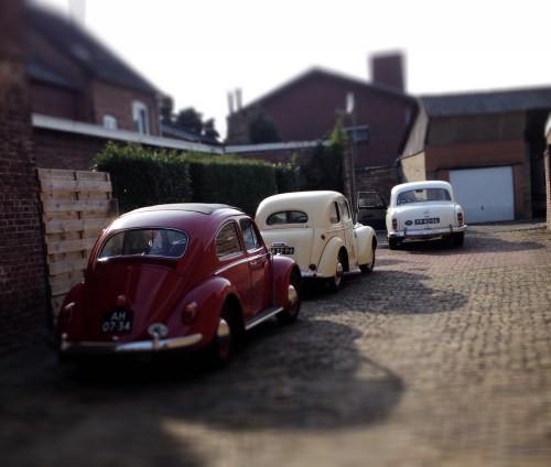 Het oude autootje heeft gezelschap gekregen. Oldtimers united.