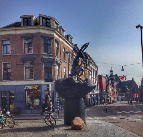 "U heeft uw bestemming bereikt," zou de tomtom nu bijna zeggen, maar we gaan het laatste stuk te voet dus dat horen we niet. Dit konijn lijkt ons ook het zwijgen op te leggen.