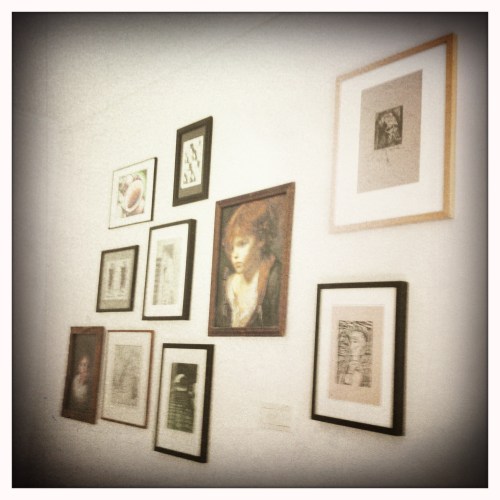 Een muur vol kunst en kitsch..een perfecte combinatie