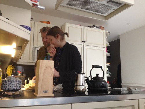 Gezellig samenzijn in de keuken. Gesprekken over muizen, feestdagen en vakantie