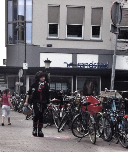 Veel te snel nemen we weer afscheid. "Je moet ophouden om zomaar mensen te fotograferen hoor mam! " Nou nee, want dan zouden jullie deze dame nooit te zien krijgen.