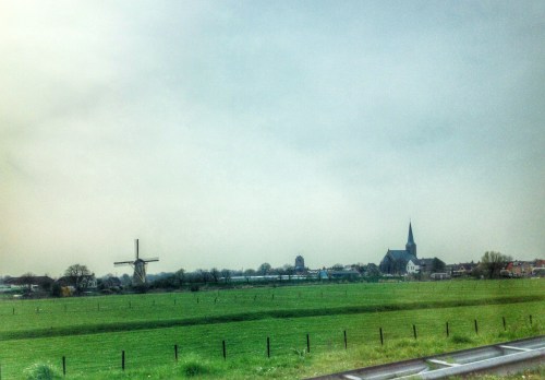 Onderweg neem ik weer wat foto's. Het is raar weer, veel grijs met hier en daar een straalje zon, dus de plaatjes zijn niet echt mooi.