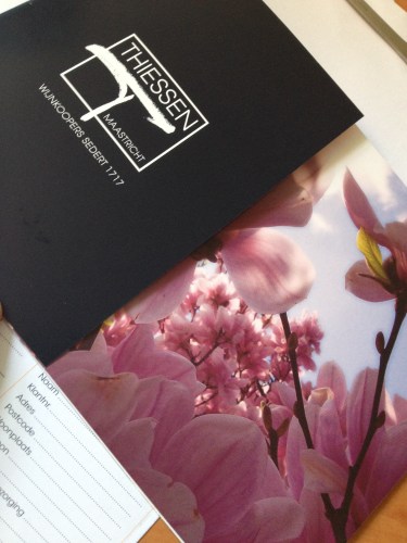 Bij de post een prachtige brochure van de wijnhandelaar. een lust voor het oog en de aanbiedingen goed voor de innerlijke mens.