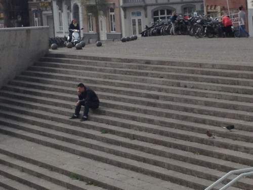 Na de lunch een blokje om.  We zien een eenzame beller.
