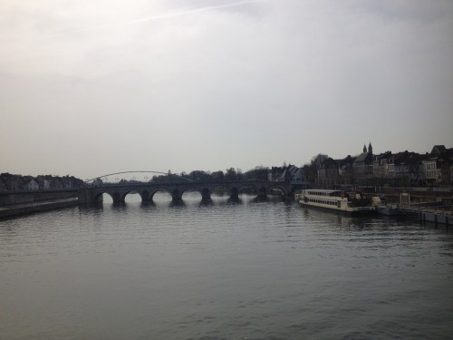 We steken de rivier over