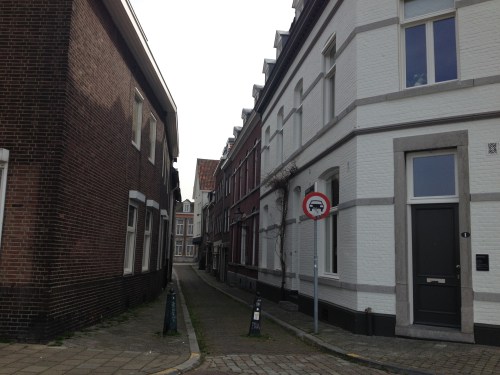 Ook in Wijck zijn mooie smalle steegjes te vinden met oude panden en prachtige lantarens.