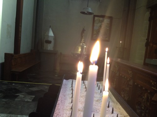 en steken een kaarsje aan.