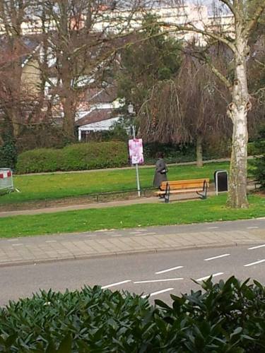 Ik voel me bekeken. Danny heeft me vanaf de overkant in het vizier