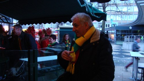 en die ken ik ook, is dat niet die man met politieke aspiraties? Jo Paas, onthouden die naam.