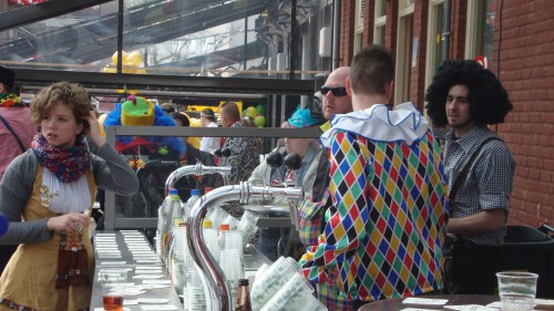 Ook het personeel heeft nog tijd voor een praatje.