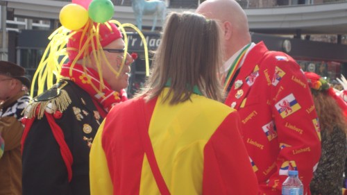 Ik klik in de wilde weg..Kan zo genieten van mooie kostuums maar ook mooi geschminkte gezichten.