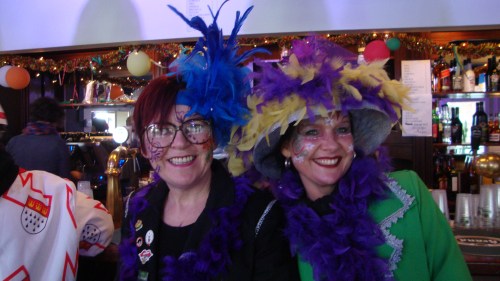 Ooit buurvrouw en later vriendin Annie (links) en ooit buurmeisje en inmiddels net als ik weer terug op het oude nest Ineke (rechts) 