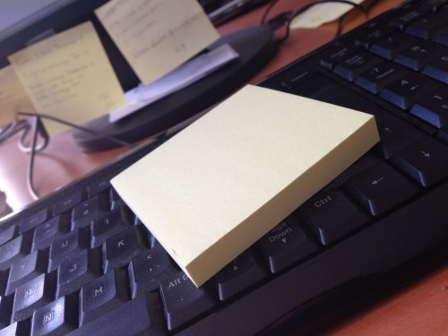 Post it, overal op mijn bureau en aan mijn beeldscherm kom je ze tegen.