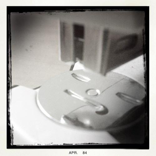 Ik speel even met Hipstamatic. De opdracht is abstract, niet echt mijn kopje thee.